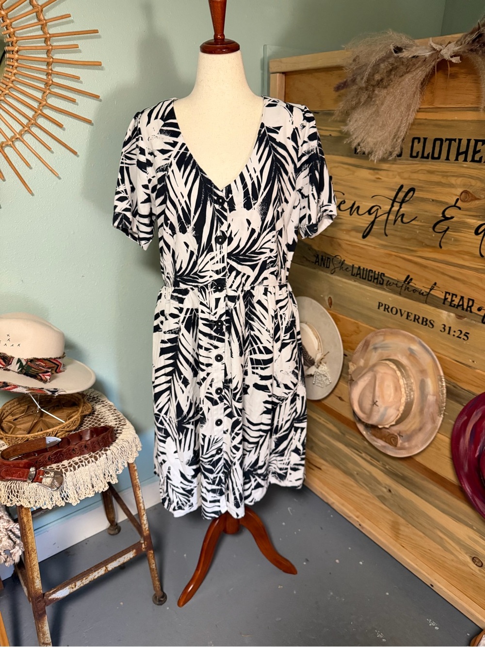 Tommy Hilfiger Black and White Tropical Print Midi Dress - Picture 4 of 5
